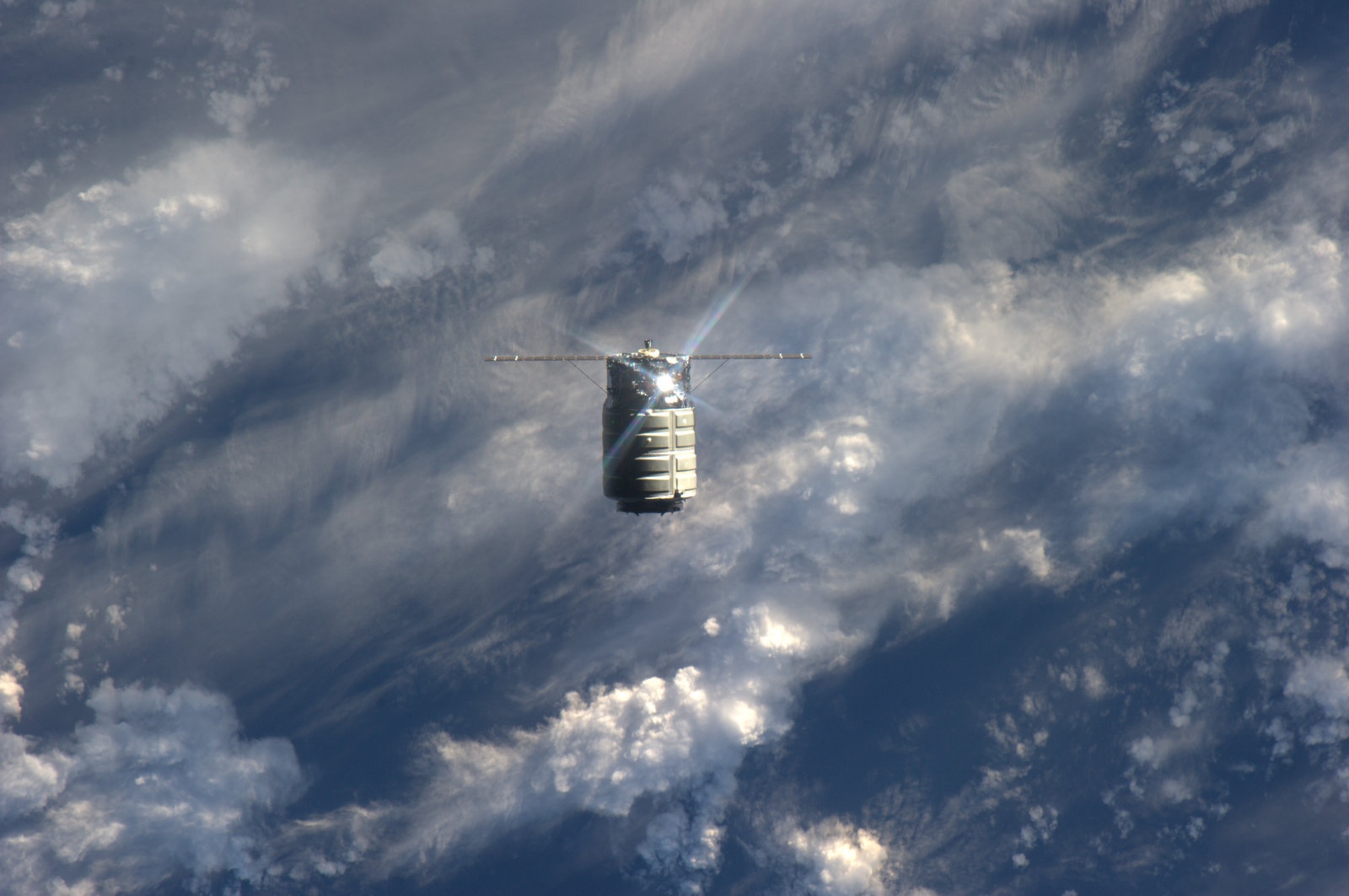 Private Space Race: 2 Commercial Spaceships Now Available for Space Station Deliveries